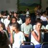 A plateia se organizando para assistir às apresentações.