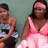 Juliana e Larissa Estefane esperando a festa acontecer,